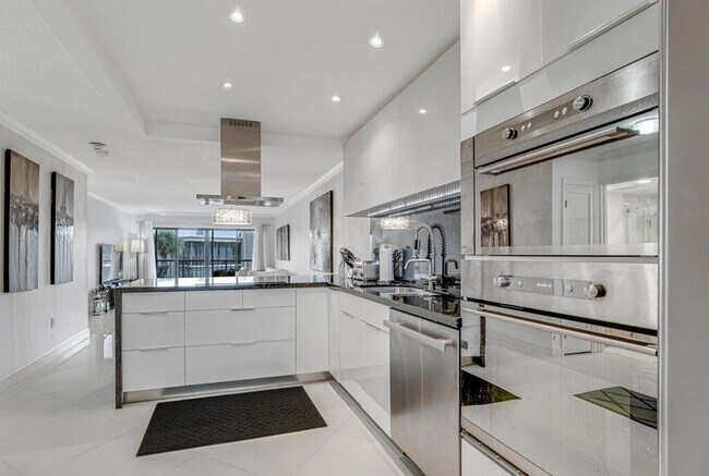 Building Photo - 3605 S Ocean Blvd