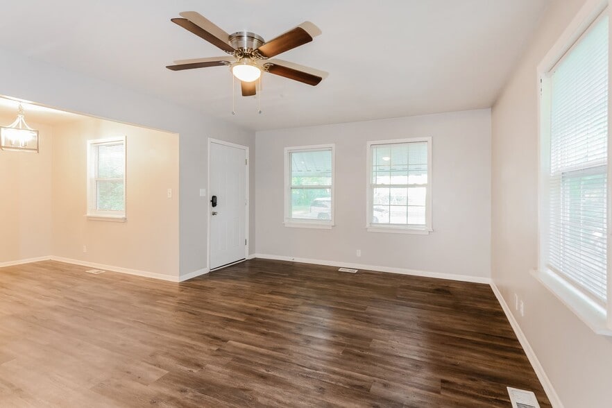 Building Photo - 1933 Dequincy St