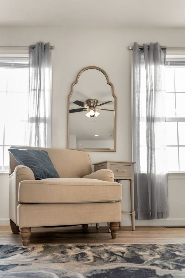 Building Photo - Luxury 4/BR, 2.5 bath townhouse