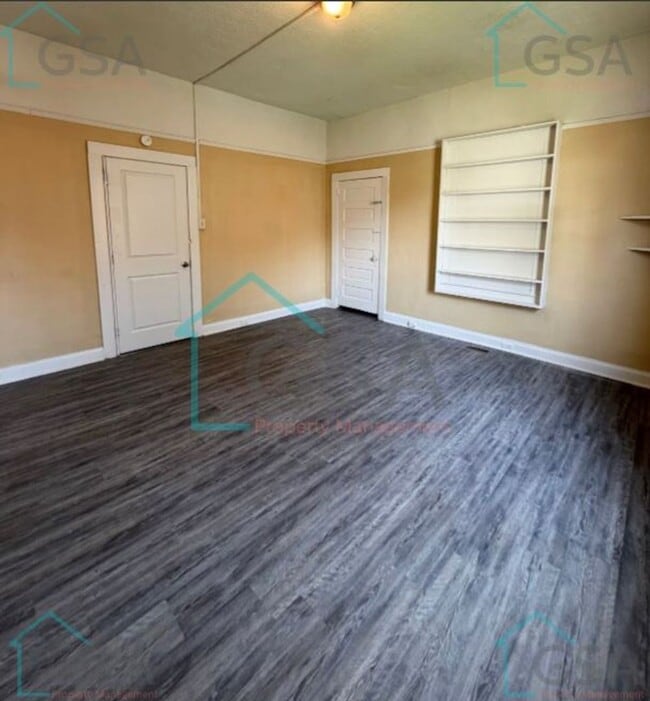 Building Photo - 2 Bedroom 1 Bath Available!