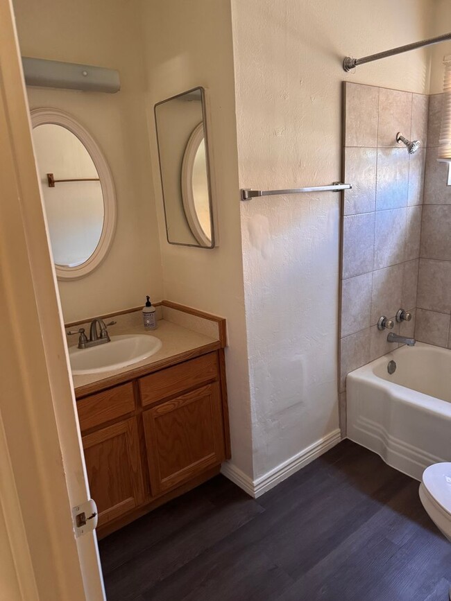 Building Photo - 2 Bedroom 1 Bathroom House North of Hospital