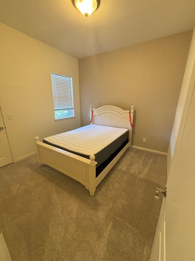 Building Photo - Sprawling Home Near UNR - One Level Living...