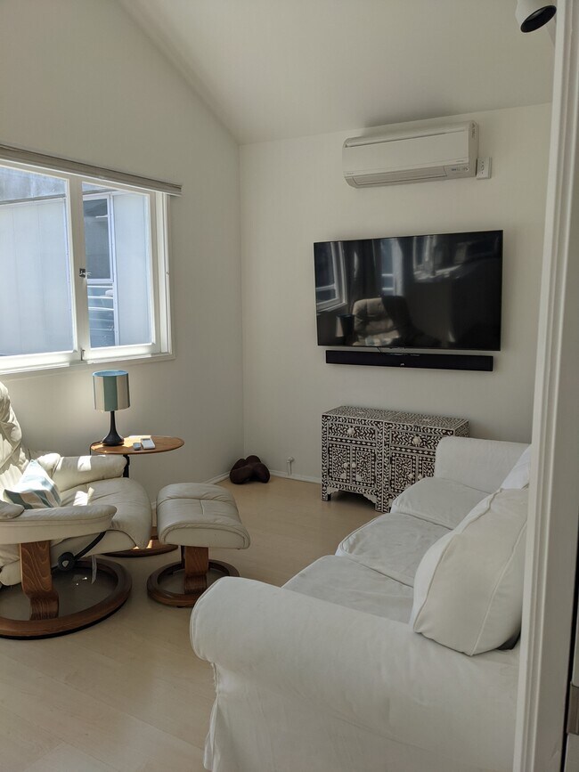 Building Photo - 411 Linnie Canal