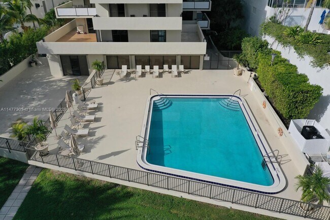 Building Photo - 1623 Collins Ave