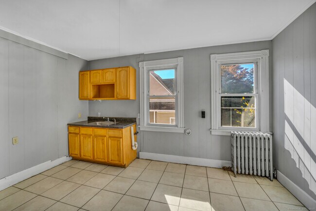 Building Photo - 221 Willow St