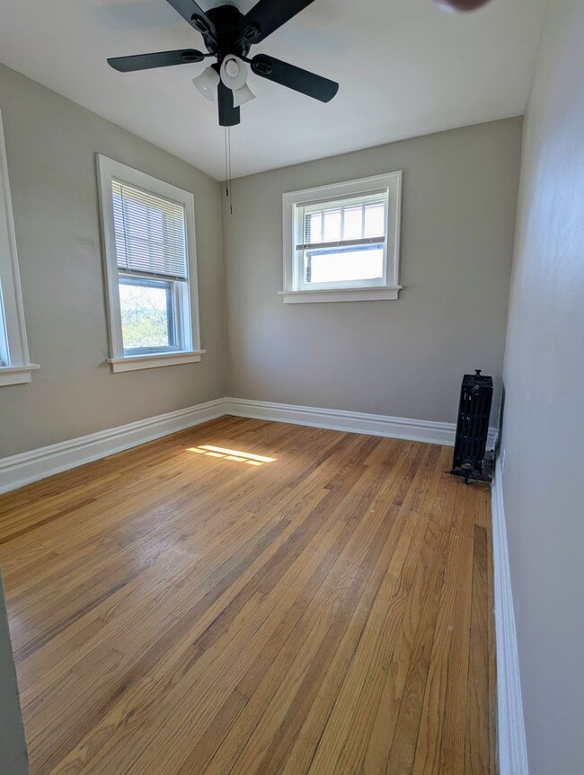 Building Photo - Move-In Special! Freshly Updated Southampt...