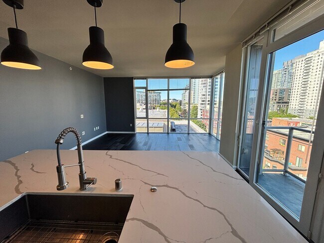 Building Photo - Views Galore, TOP FLOOR PENTHOUSE!!!
