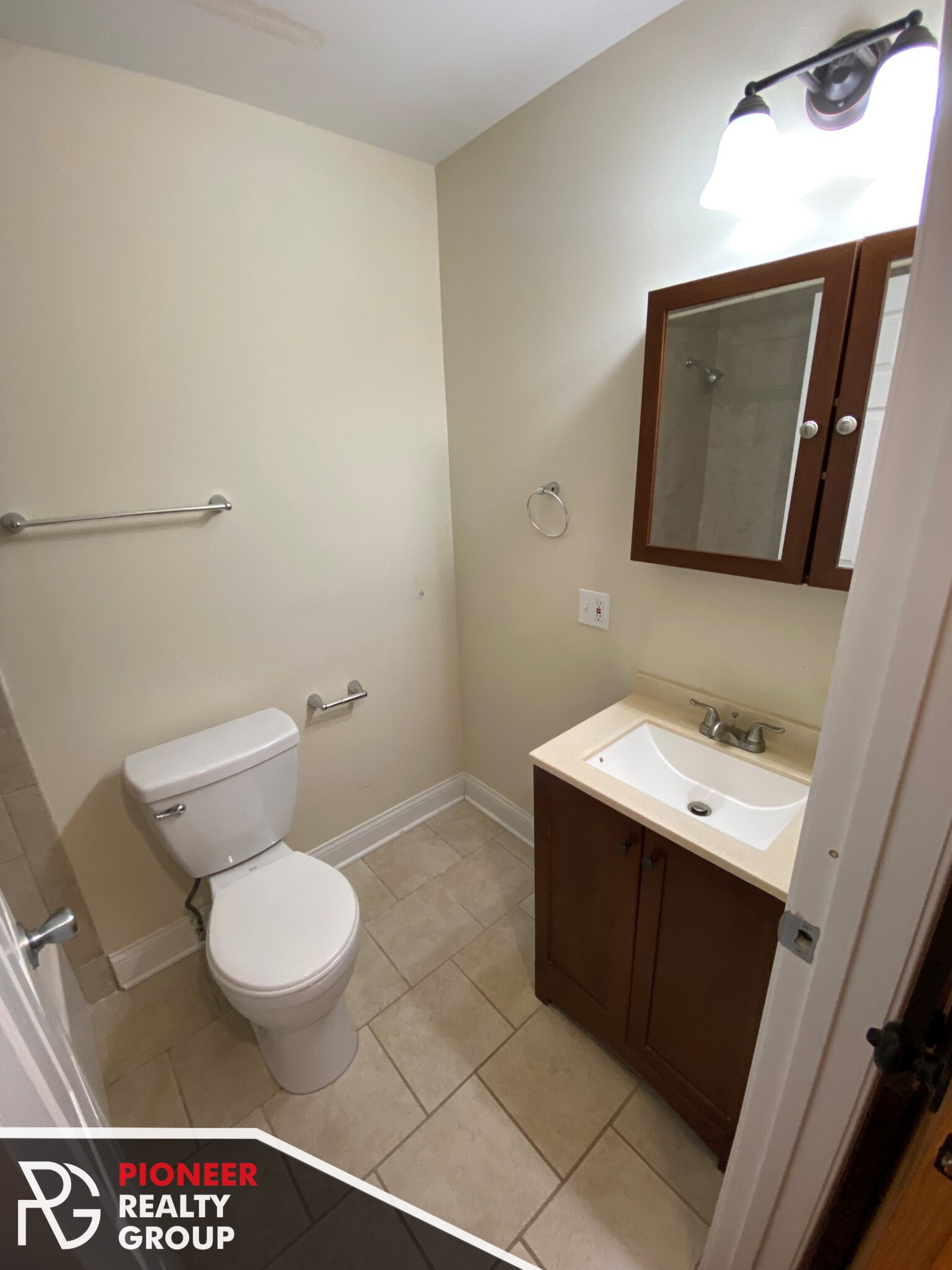 Building Photo - 557 W Arlington Pl