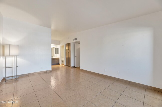 Building Photo - 7950 E Starlight Way