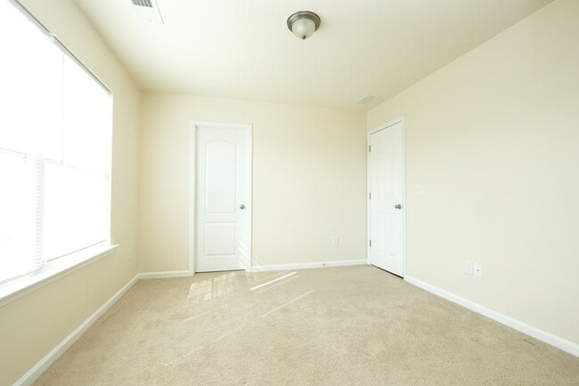 Building Photo - Modern 4BR 3.5BA w/ Updated Kitchen + Screened Porch + Wraparound Island in Bryton