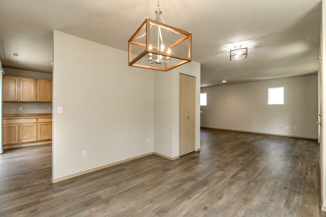 Building Photo - Fantastic DuPont Rambler with AC and Sprinkler System