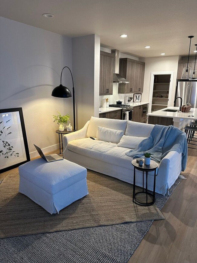 Building Photo - Beautiful Painted Prairie - 4 Bed room home - Available April!!