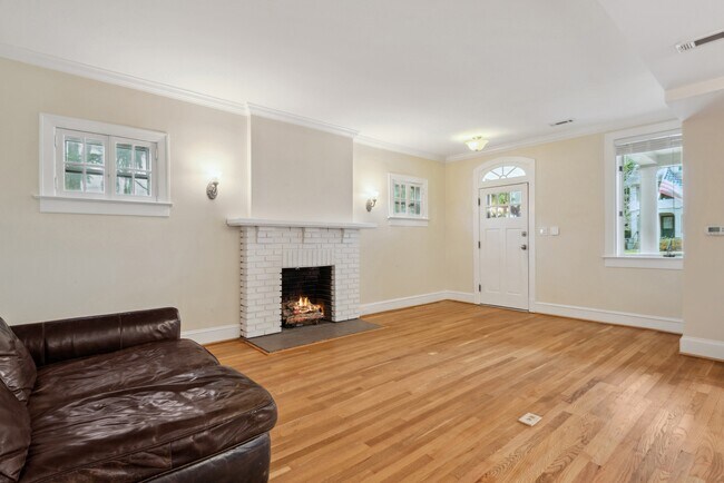 Building Photo - 317 W College Terrace