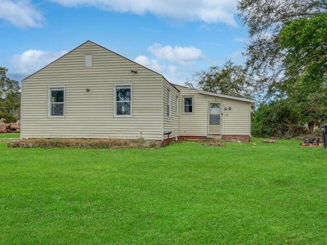 Building Photo - 2002 Shirley Ave