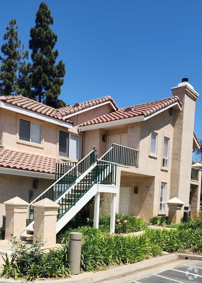 Building Photo - Gorgeous 2 bedroom newly renovated upstair...