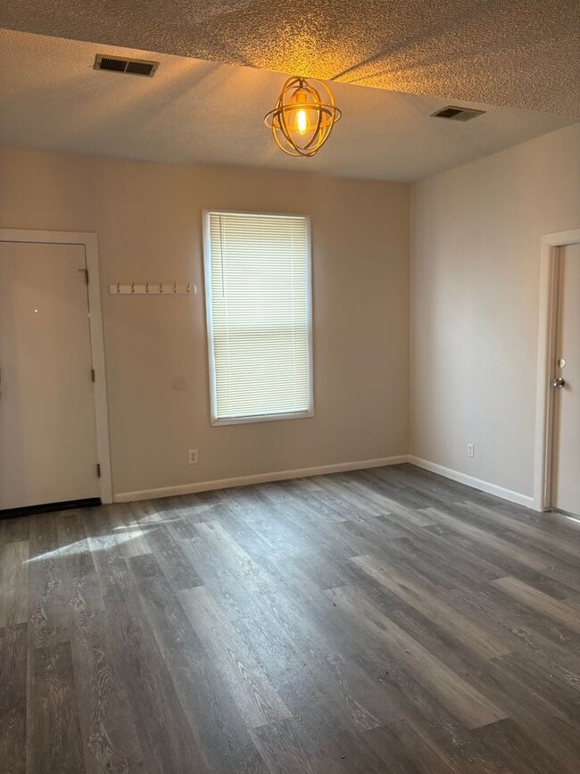 Building Photo - Spacious 2 Bedroom 1 Bath Home Across from UNC