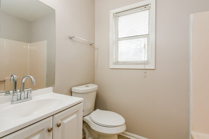 Building Photo - 221 Clydesdale Ln SE