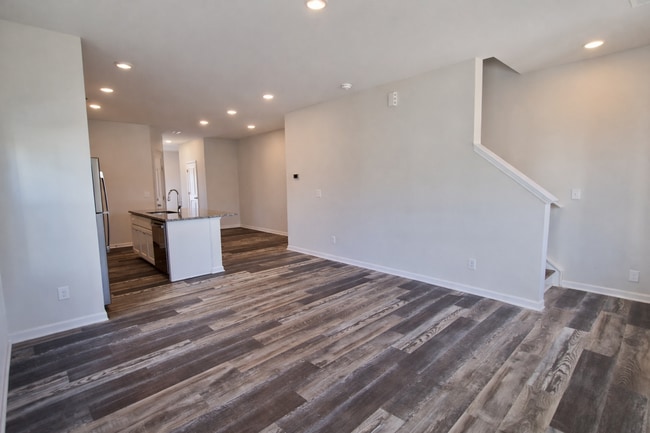 Building Photo - 3BR Townhome • Full Kitchen • Garage + Driveway