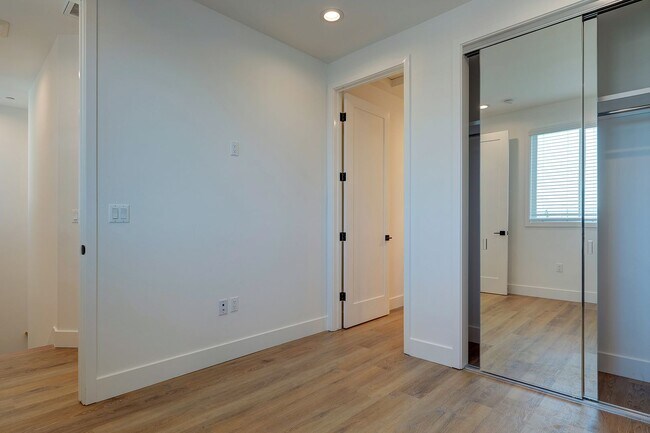 Building Photo - Fantastic Multi-Level Townhome - 3 bed 3 b...