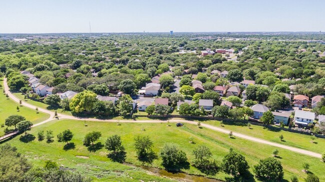 Building Photo - Great 4 bed 2.5 bath on Greenbelt