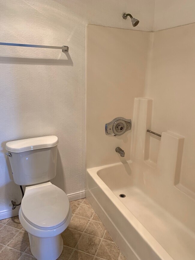 Building Photo - Spacious Condo w/ Washer/Dryer, A/C & View!