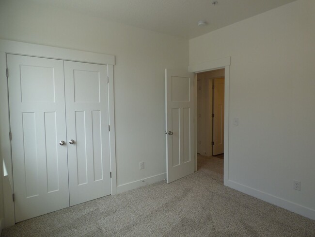 Building Photo - Like New 3 Bd 2 Ba Condo With Garage