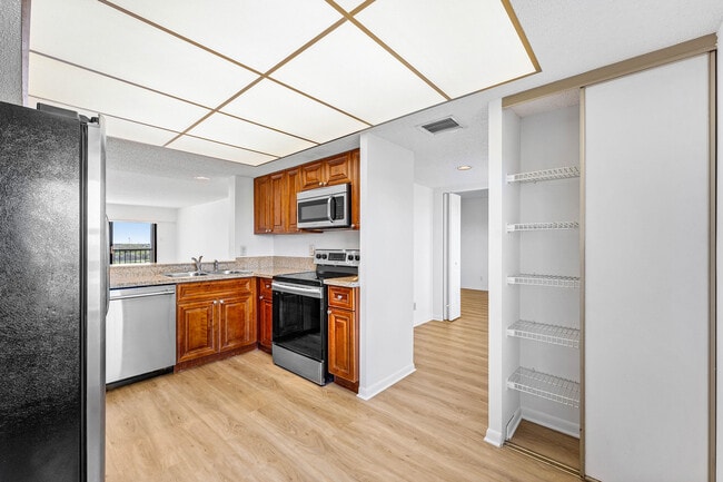 Building Photo - 6662 Boca Del Mar Dr