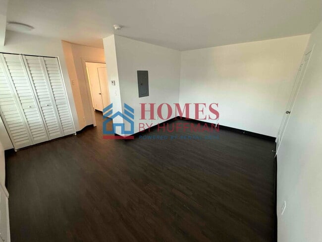 Building Photo - One Bedroom Apartment | Laundry Facility