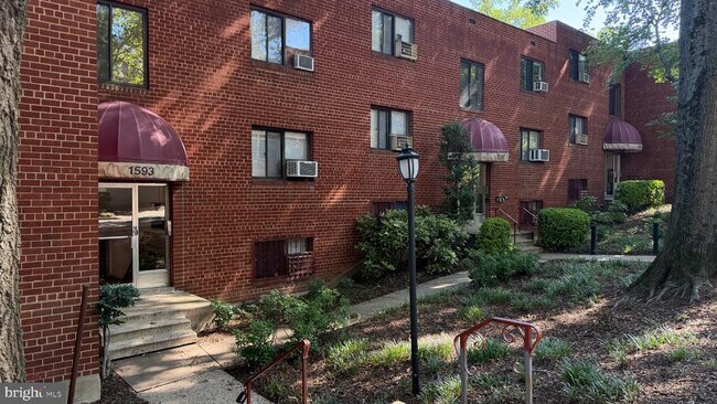 Building Photo - 1587 N Colonial Terrace