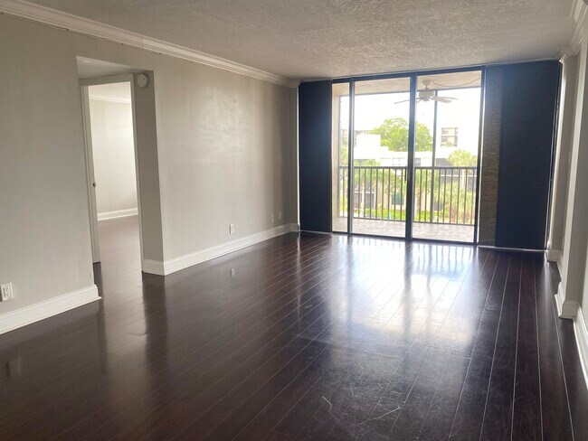 Building Photo - 9 Royal Palm Way