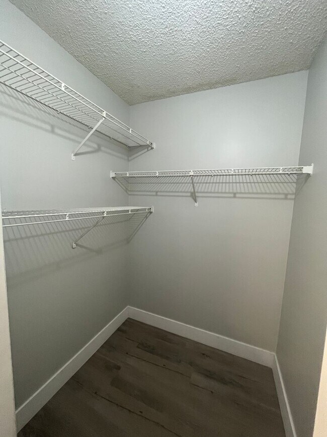 Building Photo - ONE BEDROOM ONE BATHROOM ! WITH W/D!!