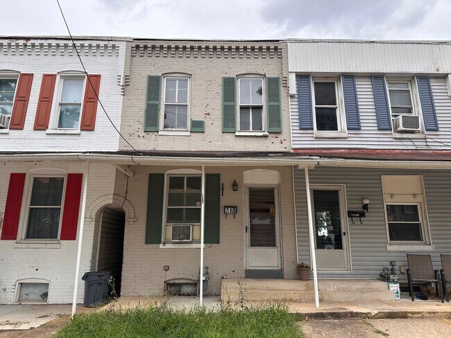 Building Photo - 718 N Pershing Ave