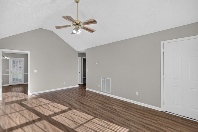 Building Photo - 2109 Dothan Dr