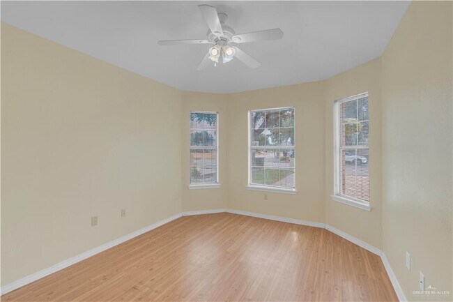 Building Photo - 1906 Lake View Dr