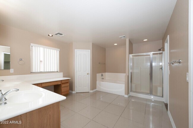 Building Photo - 2684 E Birchwood Pl