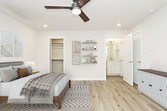 Building Photo - Spacious Dog-Friendly Belvedere Apartment