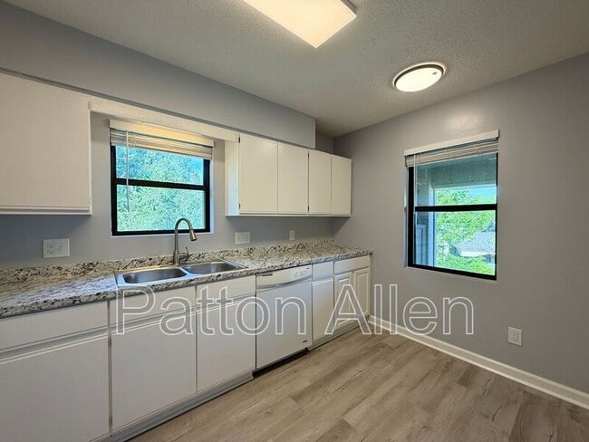 Building Photo - 2406 Abbey Cir