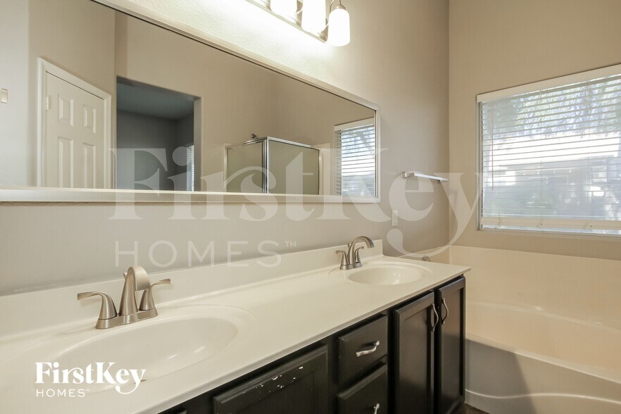 Building Photo - 13702 W Tara Ln