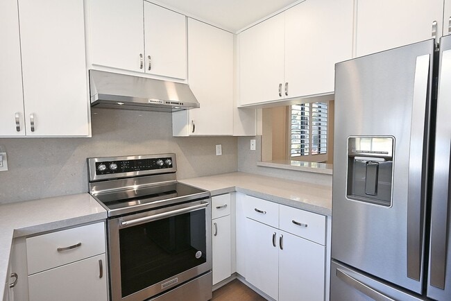 Building Photo - $3190 -- Beautifully Remodeled Townhome in...