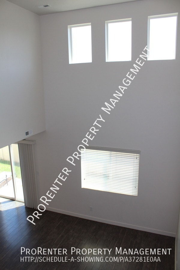 Building Photo - 1045 Stonehaven Dr