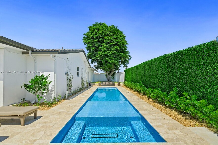 Building Photo - 2830 NE 56th Ct