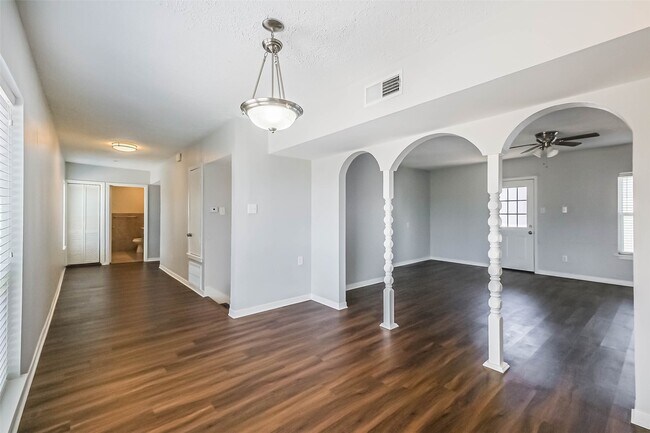 Building Photo - 5922 Fairdale Ln