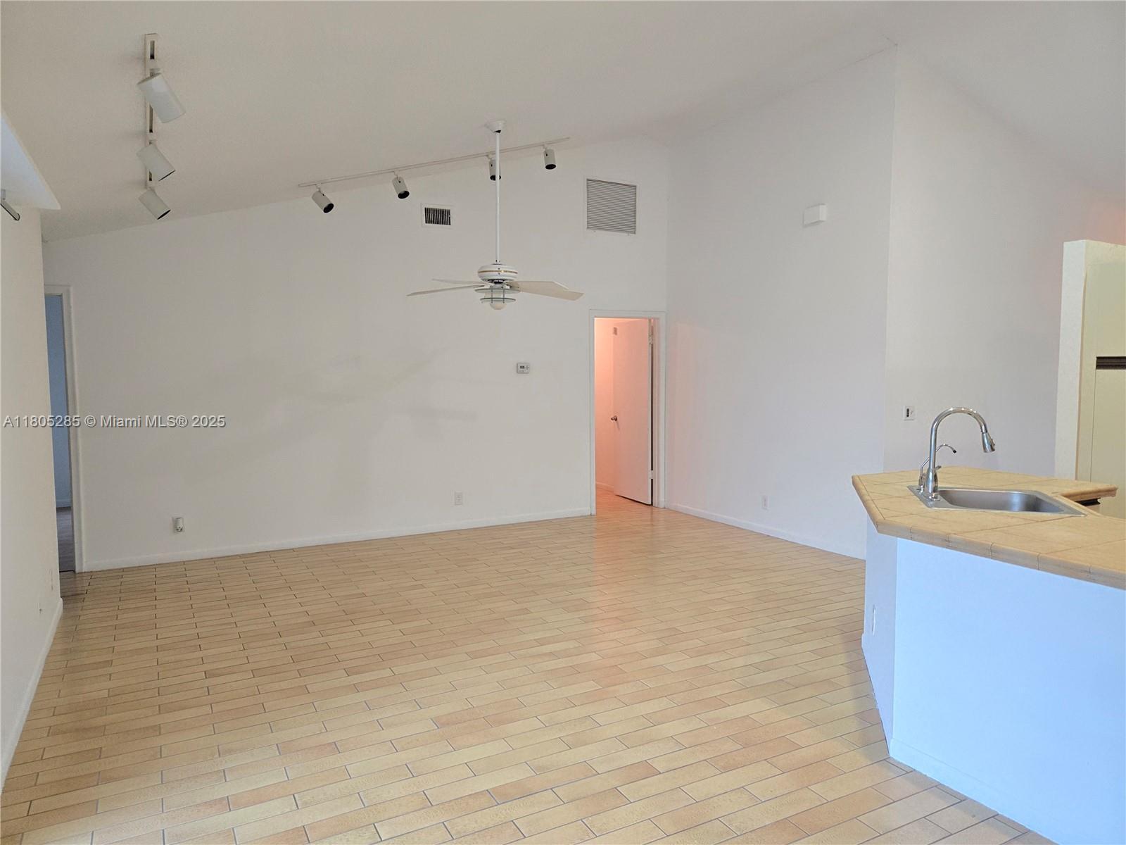 Building Photo - 9431 Sun Pointe Dr