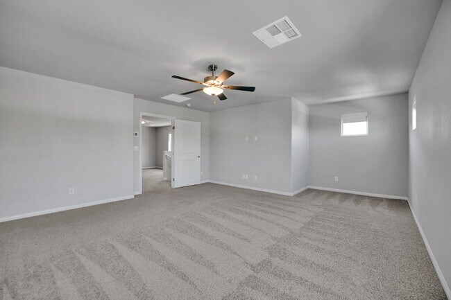 Building Photo - Gorgeous 5 Bedroom home!