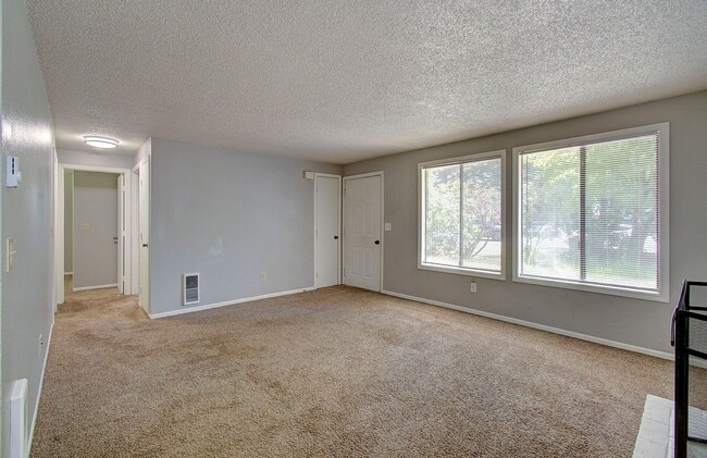 Building Photo - 2 BEDROOM, 1 BATH DUPLEX W/FENCED YARD!