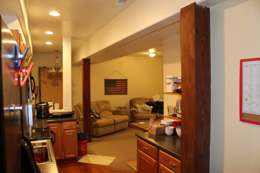 Building Photo - 1410 Canyon Dr