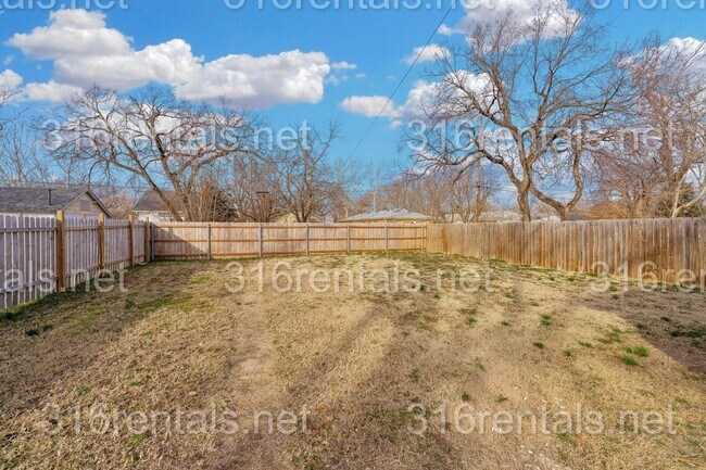 Building Photo - $750 - Studio / 1 bath - Beautiful newly renovated Multi-family home located in Delano