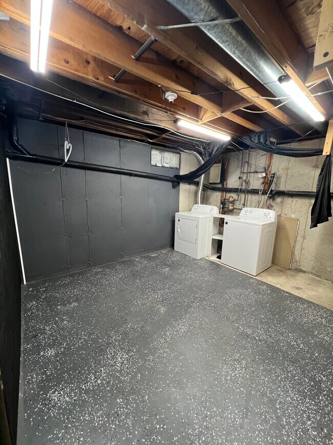 Unit B Basement - 44 Maple Ave