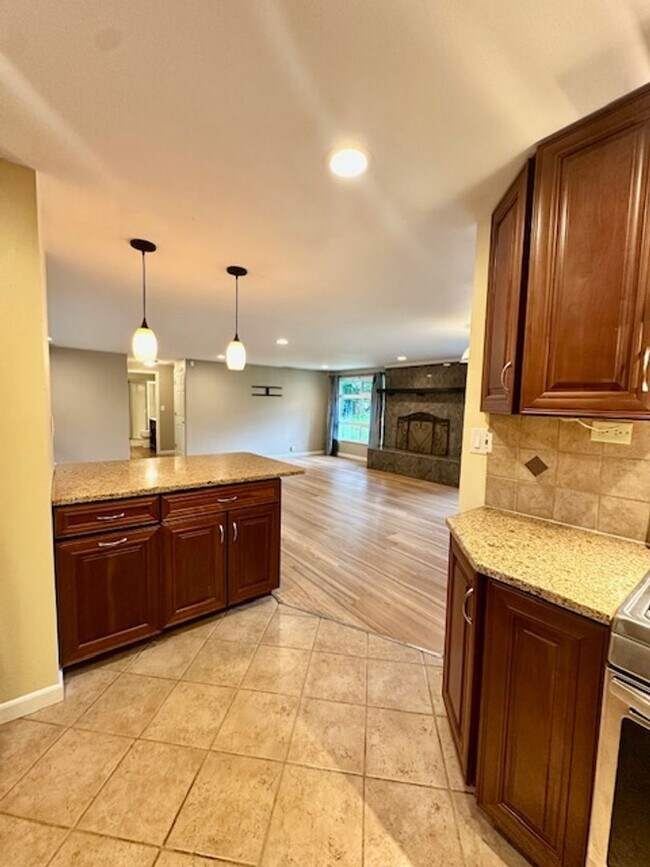 Building Photo - Private cozy rambler in the Issaquah school district