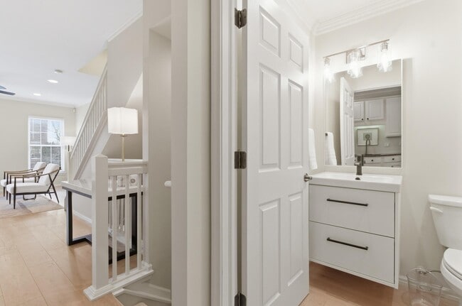 Building Photo - 531 Graten St